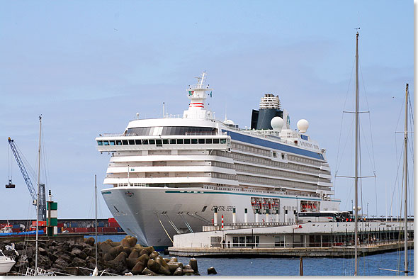 Stationen einer Transatlantikberquerung: Die CRYSTAL SERENITY im Hafen von Ponta Delgada auf den Azoren. 