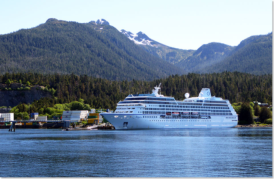 Erster Hafen in Alaska  die einstige Hauptstadt Sitka. Die MS REGATTA hat im Handelshafen, ein paar Meilen von der Stadt entfernt, festgemacht in klarem Wasser und reiner Luft.