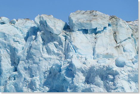 Respekt vor dem Eis heit Abstand. Die Nahaufnahme zeigt wuchtige Eisbrocken, die gleich vom Gletscherrand ins Meer strzen. Wenn Eis an die Schiffsschrauben kommt, knnte die Weiterfahrt gefhrdet sein. 