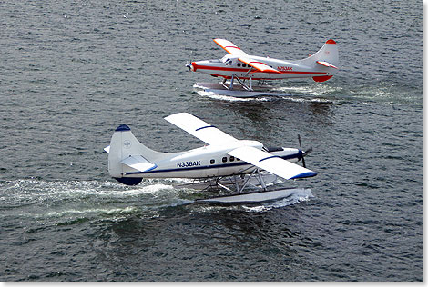 Zu Lande, zu Wasser und in der Luft. Das Kleinflugzeug ist ein wichtiges Verkehrsmittel. Dank Schwimmern, die mit Rdern kombiniert sind, knnen diese Flugzeuge auf ebenem Land und auf den meisten Gewssern landen. 