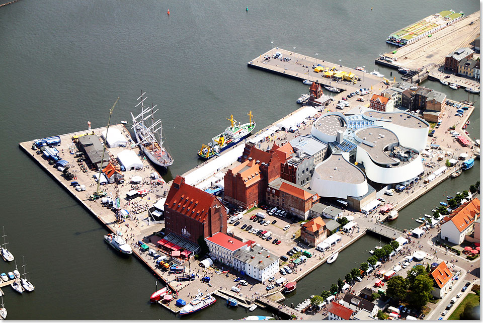 Die nrdliche Hafeninsel von Stralsund mit dem Ozeaneum, dem grten Meeresaquarium Europas.