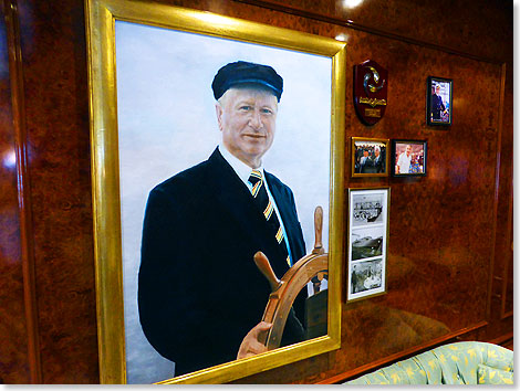Das Portrt des ehemaligen Eigners, Peter Deilmann, hngt weiterhin im Salon Lili Marleen mittschiffs auf Deck 6.