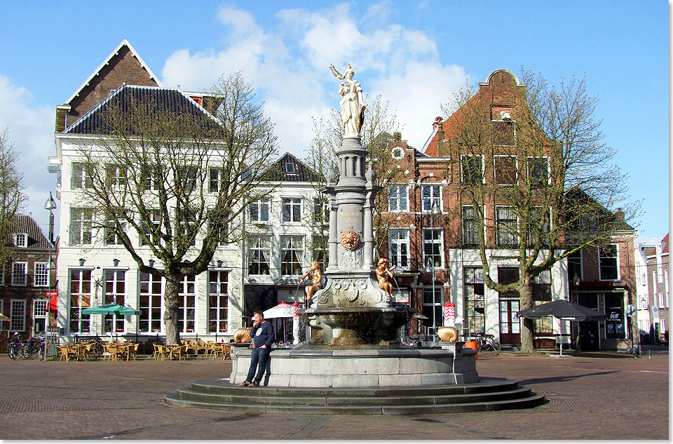 Eindrcke aus der mittelalterlichen Stadt Deventer in den Niederlanden  hier der Marktplatz.