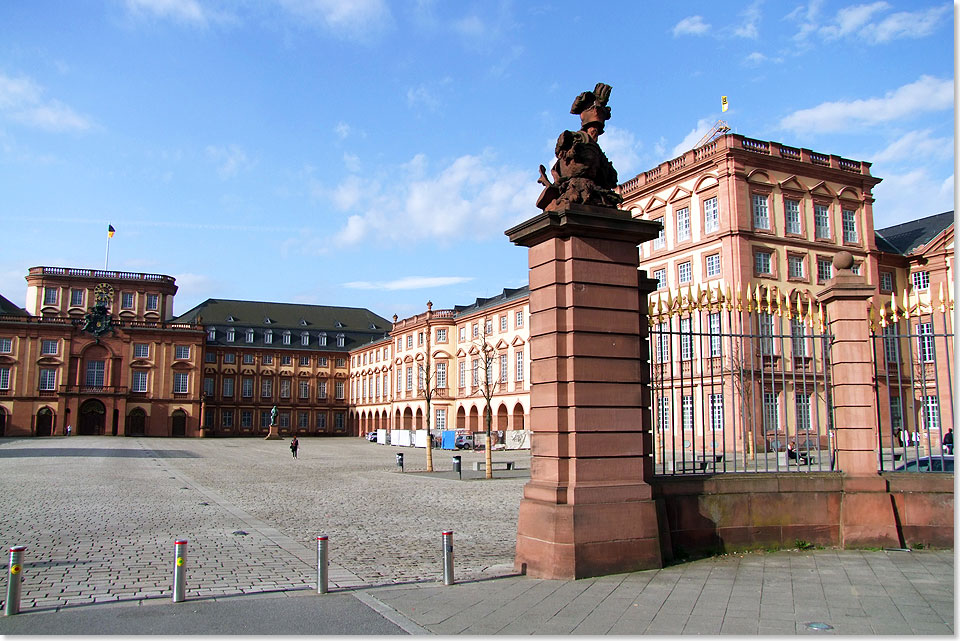 Das Barockschlo zu Mannheim  im Bild der Ehrenhof  ist die grte Schloanlage Deutschlands.