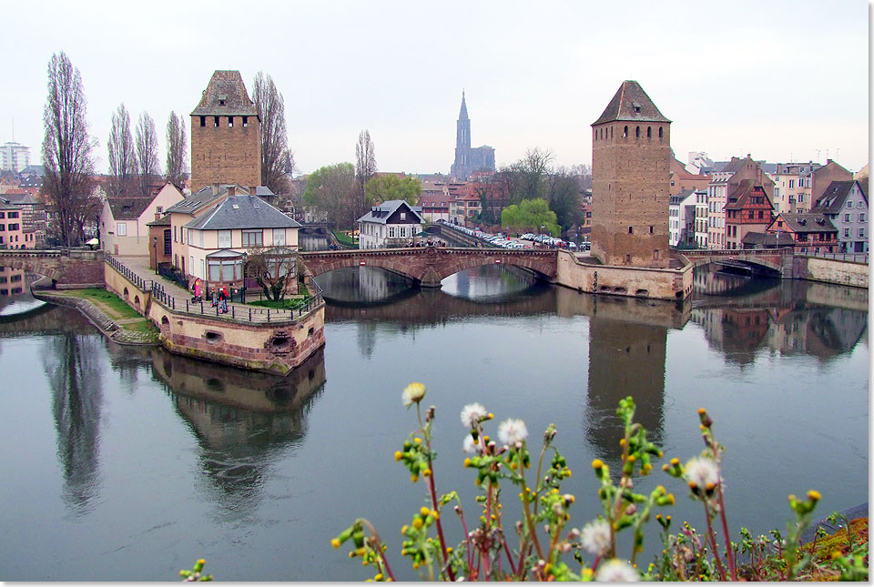 Blick auf zwei Trme der Gedeckten Brcken und das Gerberviertel in Strasbourg.