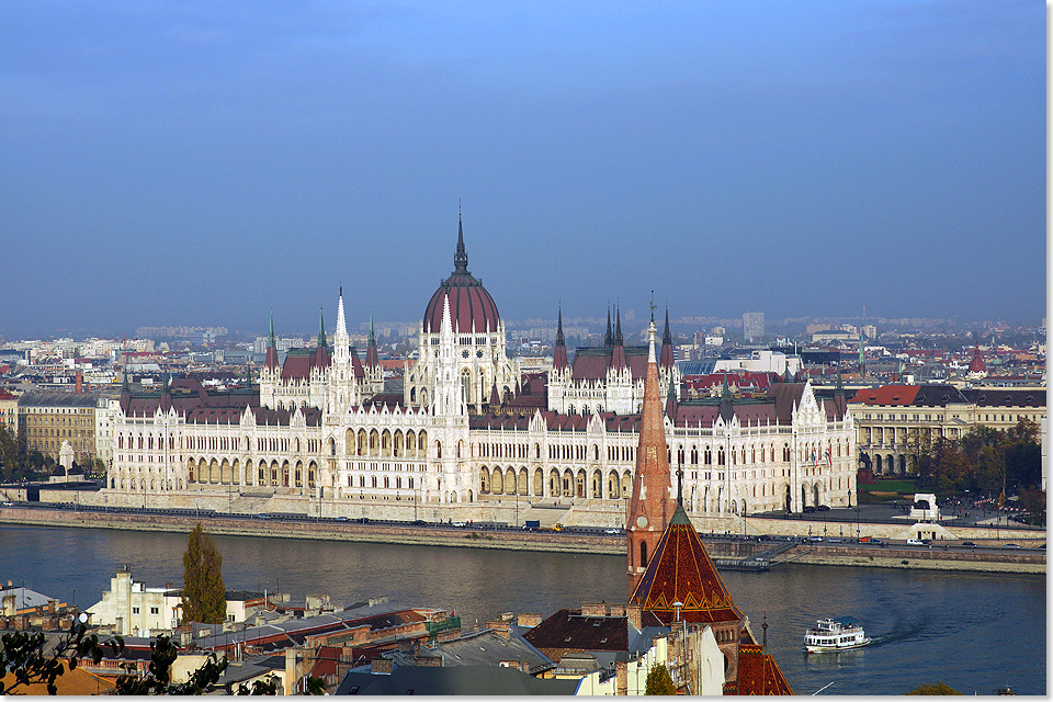 Das Parlament auf der Pester Seite von der Fischerbastei aus gesehen, dem Aussichtsbalkon von Buda.