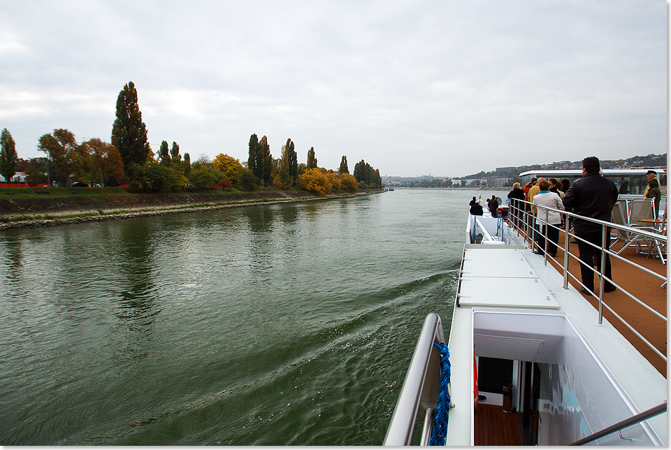 Ankunft der MS ARIANA in Budapest. Der Himmel ist stark bewlkt. Links die Margarethen-Insel, die hier die Donau teilt.