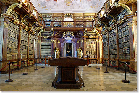 Dunkles Holz mit Intarsienarbeiten und die darauf abgestimmte einheitlich gold-braune Farbgebung der Buchrcken bestimmen das eindrucksvolle, harmonische Raumerlebnis in der Stiftsbibliothek.