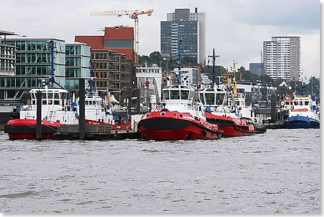 Die Hafen-Schlepper warten auf ihren Einsatz. Es sind Schiffe mit leistungsstarker Antriebsanlage, die zum Ziehen und Schieben anderer Schiffe oder groer schwimmfhiger Objekte eingesetzt werden.