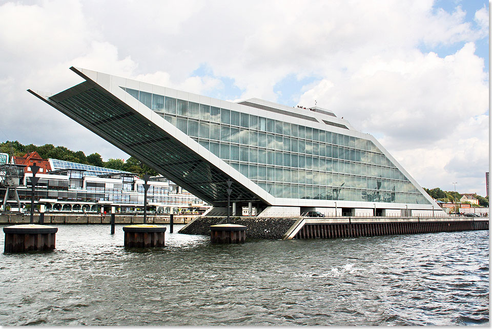 Das Kreuzfahrt-Terminal Altona befindet sich am Nordufer der Elbe, am Edgar-Engelhard-Kai stlich neben dem letzten Terminal der ehemaligen Englandfhre.