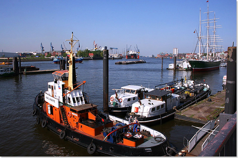  Besucher knnen unten an den Landungsbrcken in der Sonne sitzen und den Barkassen, Schleppern und Frachtern  und was es sonst noch alles auf dem Wasser gibt  zusehen.