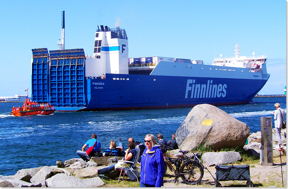 17621 FINNSEA und Lotsenboot P9570 Foto Reiner Frank Rostock