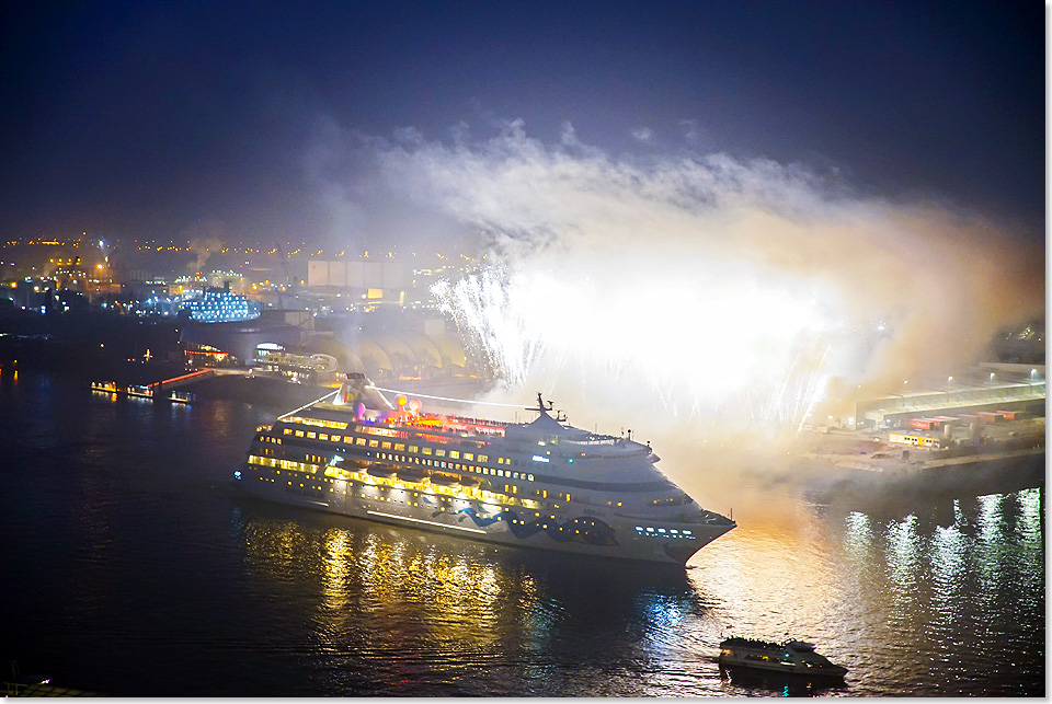 18104 AIDAcara wird in Hamburg nach der Weltreise mit einem Feuerwerk begleitet