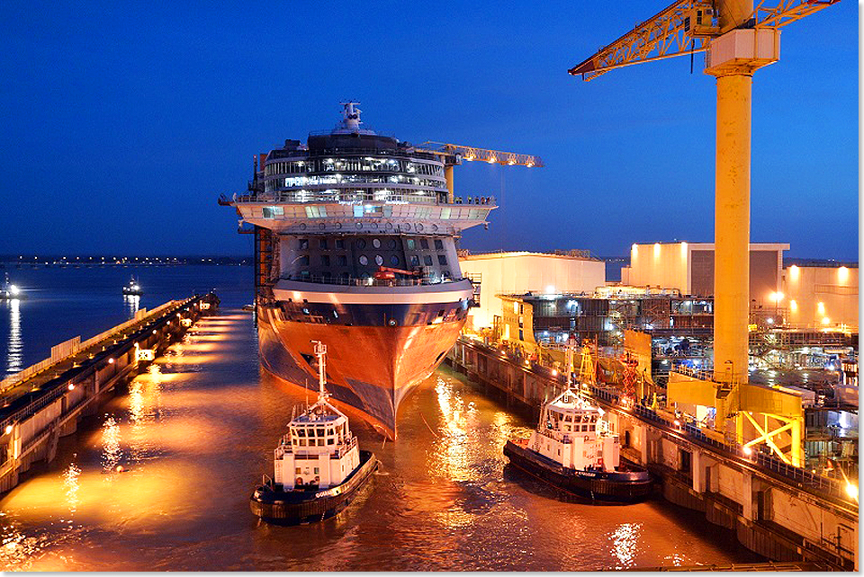 18104 Celebrity Edge verlaesst das Trockendock der Werft STX France Foto Bernard Biger STX France