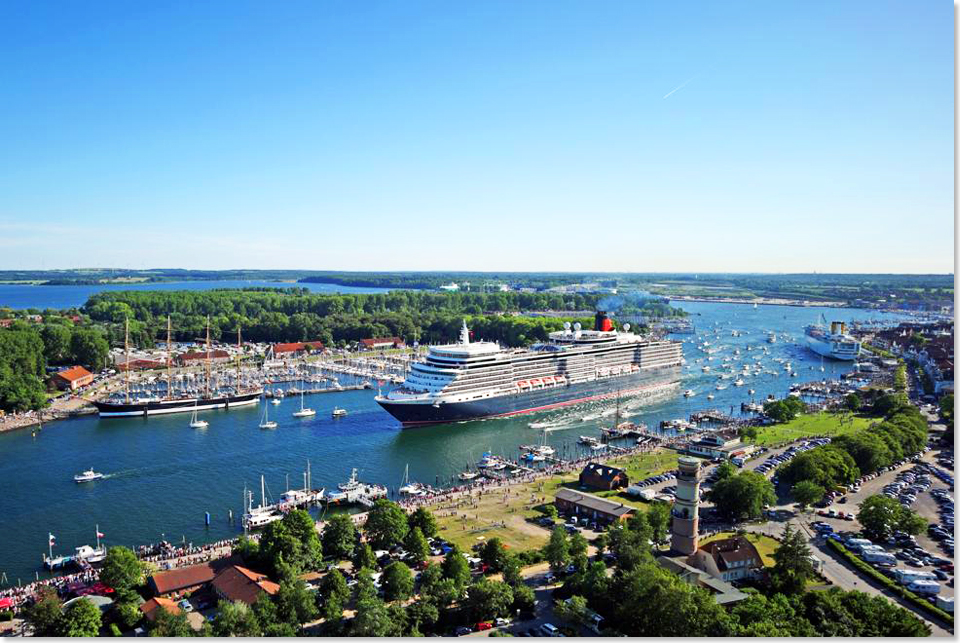 18104 Queen Elizabeth 2011 Photo by K E Voegele Luebeck Cruise