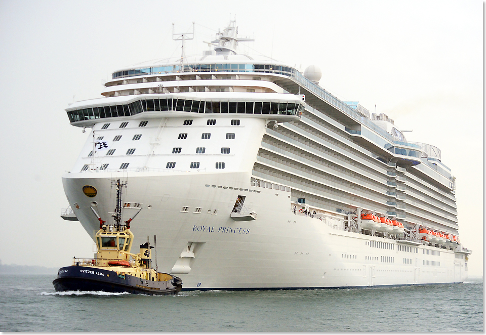 18111 RoyalPrincess mit Schlepper Foto Princess Cruises