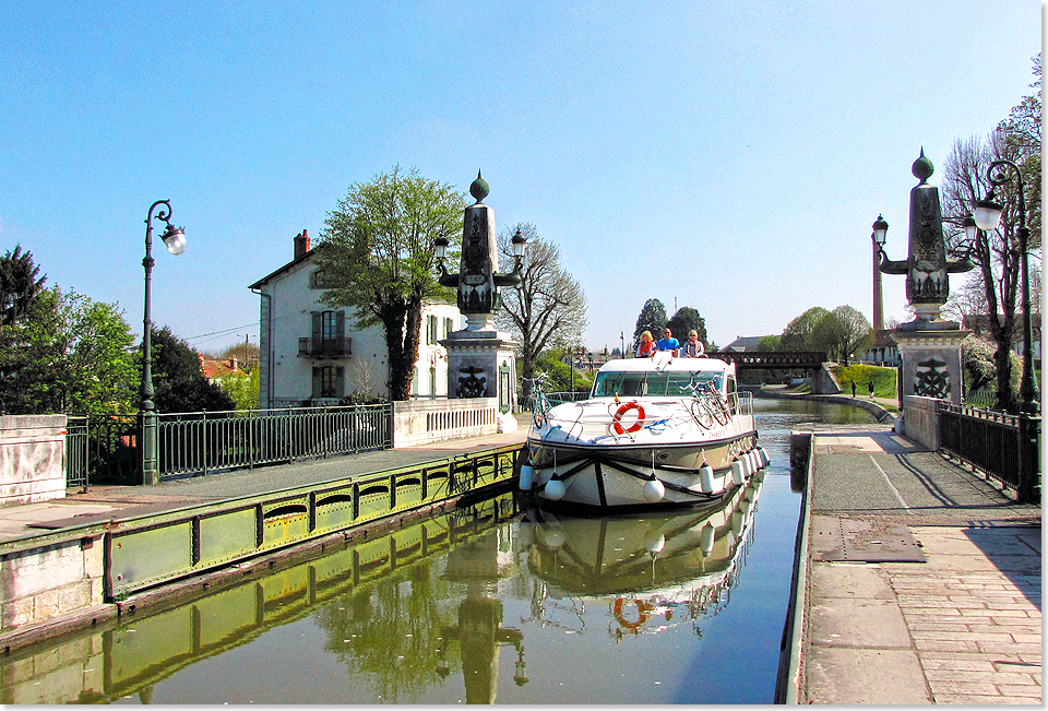 18113 Nicols Hausboot auf dem Pont Canal de Briare Foto Nicols