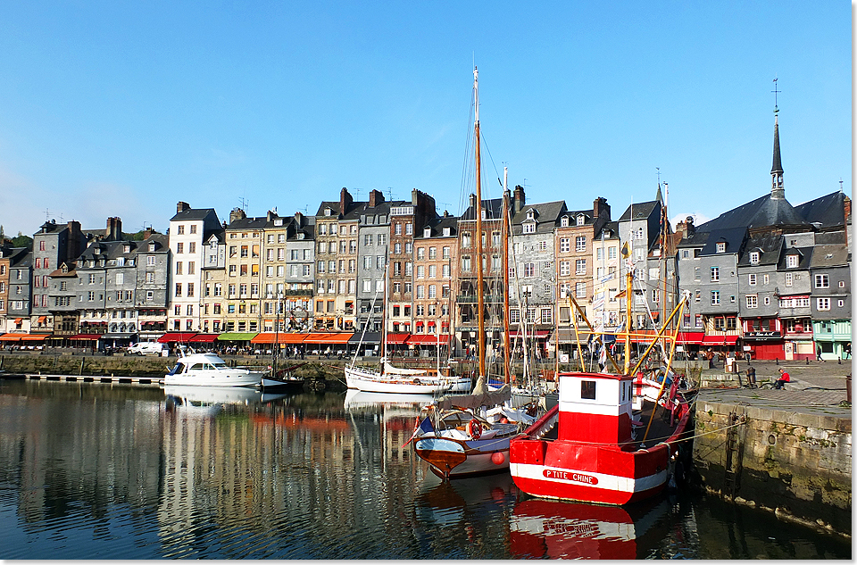 18114 Honfleur Blick auf den kleinen Hafen mit mittelalterlichen Gebaeuden C Eckardt