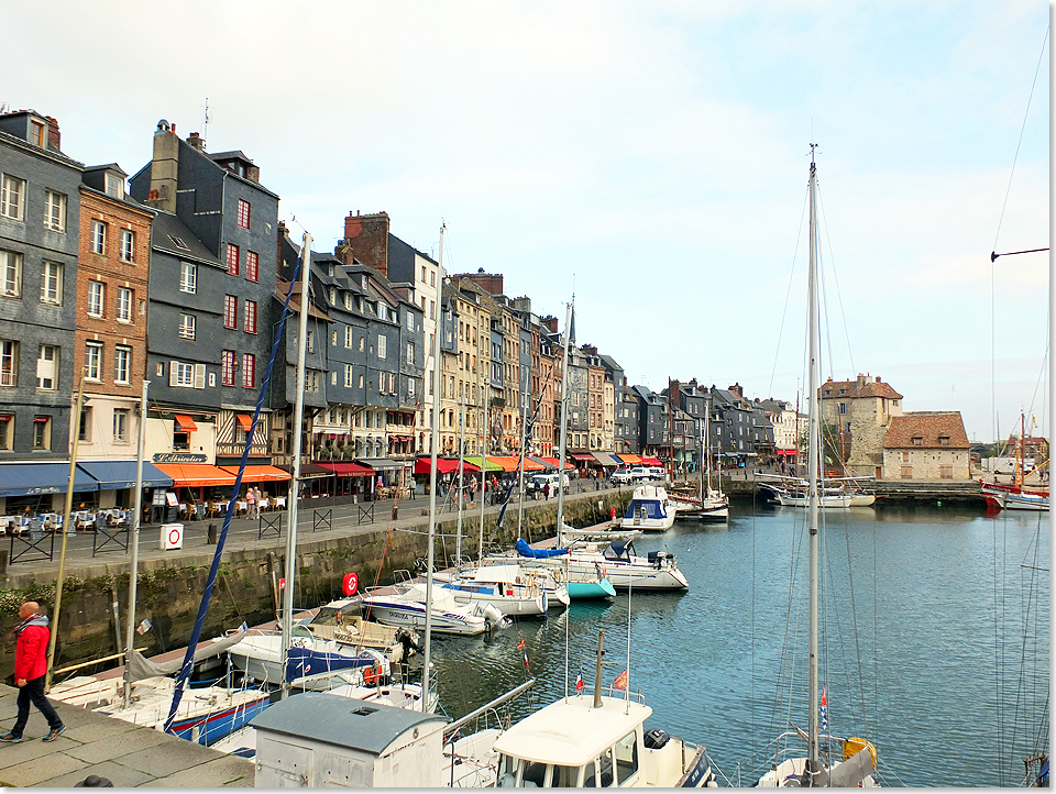 18114 Honfleur Blick auf den kleinen Hafen mit mittelalterlichen grauen Gebaeuden 2 C Eckardt