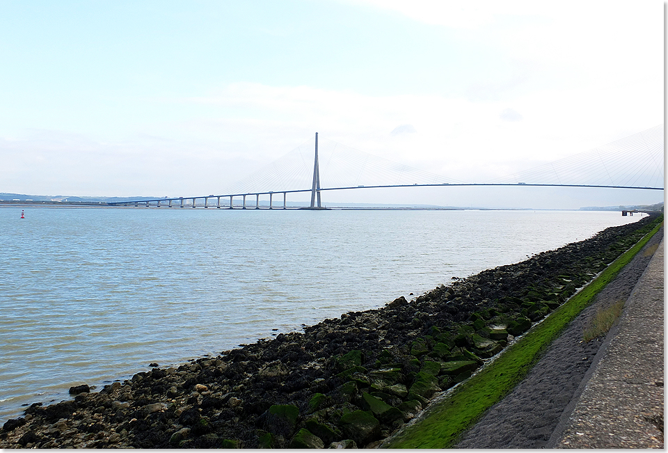 18114 Muendung der Seine mit Blick auf die Pont de Normandie C Eckardt