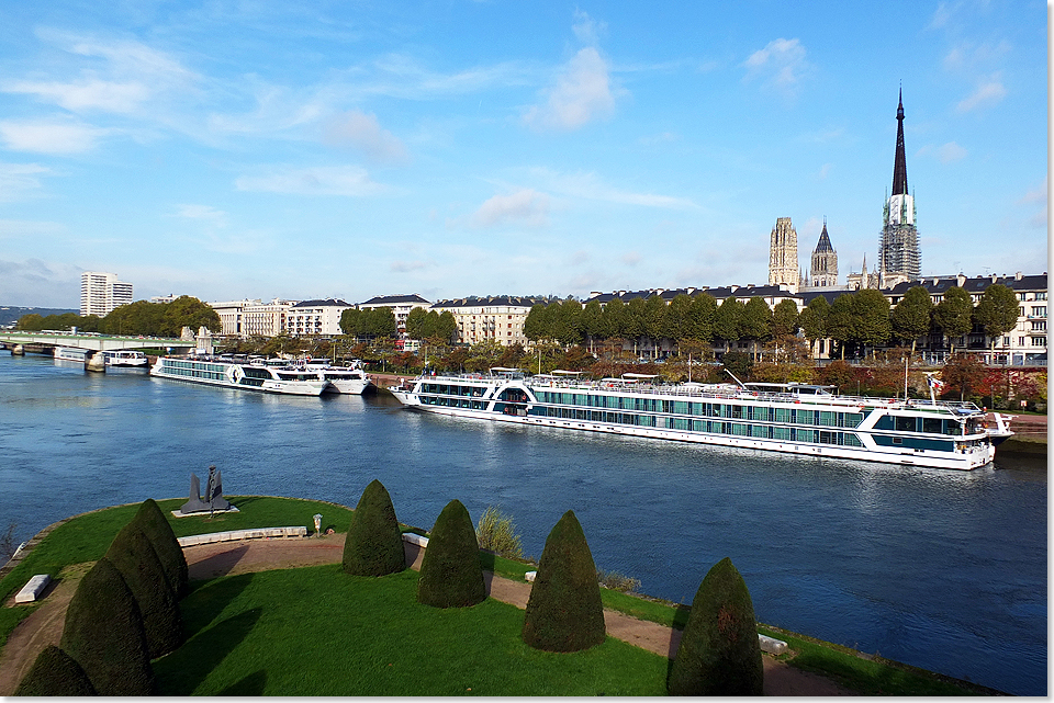 18114 Rouen auch im Spaetherbst besuchen noch einige Flusskreuzfahrtschiffe die Hauptstadt der Normandie C Eckardt