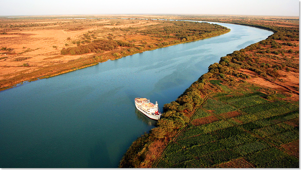 18115 19 MS BOU EL MOGDAD Der Senegal Fluss mit dem am Ufer ankernden Schiff Foto Archiv Lernidee