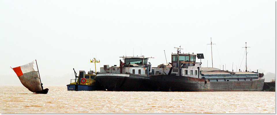 18115 PSW 10 MS BOU EL MOGDAD Die einzigen Binnenfrachter auf dem Senegal Fluss stillgelegt