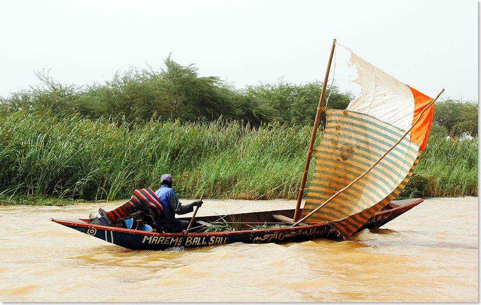 18115 PSW 12 MS BOU EL MOGDAD Eine Piroge unter Segel auf dem Senegal Fluss