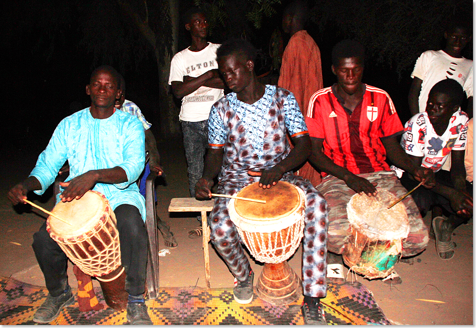 18115 PSW 31 MS BOU EL MOGDAD Trommeln droenen in die Nacht am Senegal Fluss