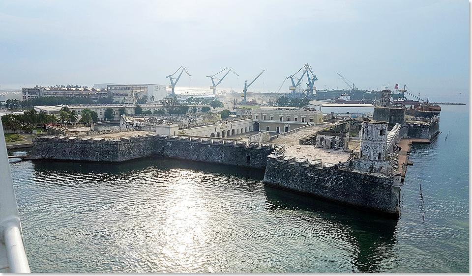 18118 NORDISABELLA PSW 109 erster Ausblick auf die 333 Jahre alte Festung San Juan de Ulua direkt hinter dem Heck in Veracruz Mexiko