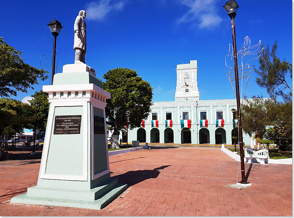 18118 NORDISABELLA PSW 131 Freiheitsdenkmal vor dem Rathaus von Progreso Yukatan Mexiko