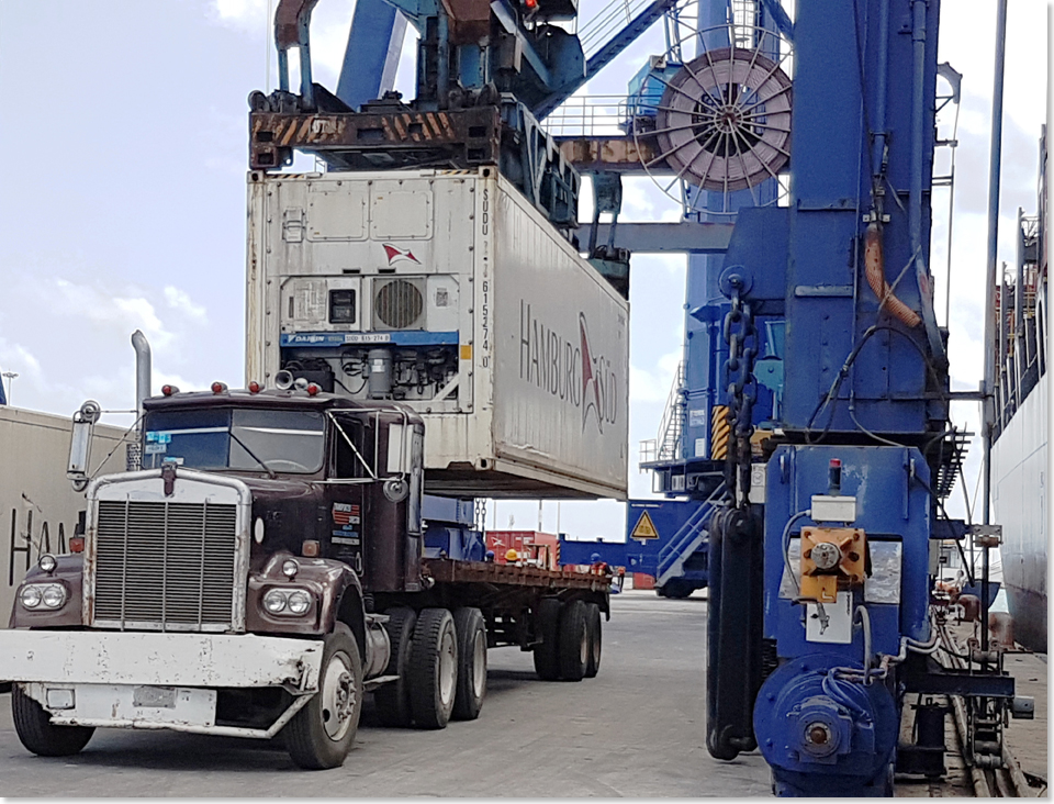 18118 NORDISABELLA PSW 139 Container wird in Progreso Yukatan Mexiko vom Truck aufs Schiff gehoben