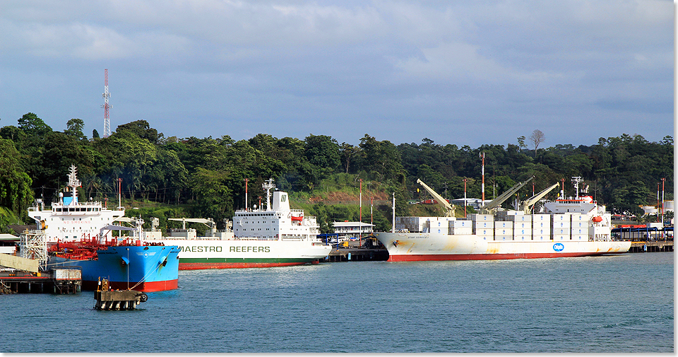 18118 NORDISABELLA PSW 155 Der Hafen Puerto Moin Costa Rica mit einem Tanker und zwei Bananenfrachtern