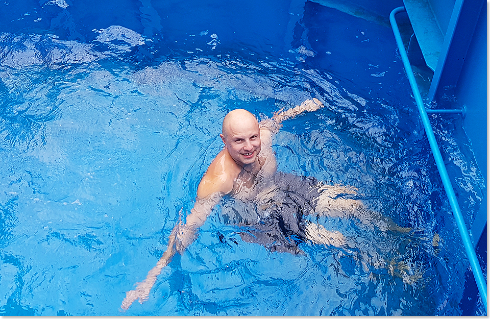 18118 NORDISABELLA PSW 69 Der Kapitaen geht Baden im Meerwasser Bord Pool