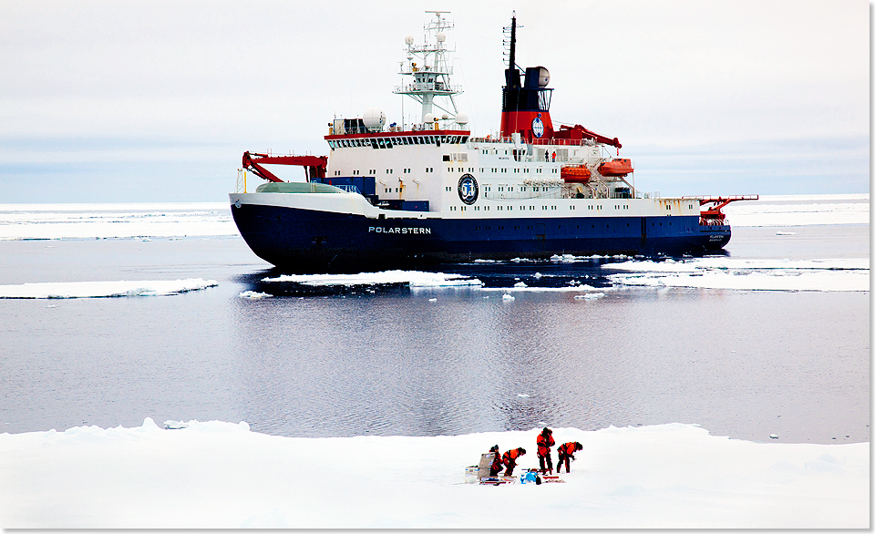 18121 20101 Polarstern Arbeiten auf Eis FRoedel p