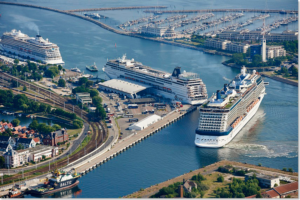 18121 Kreuzfahrthafen Warnemuende Foto Port of Rostock