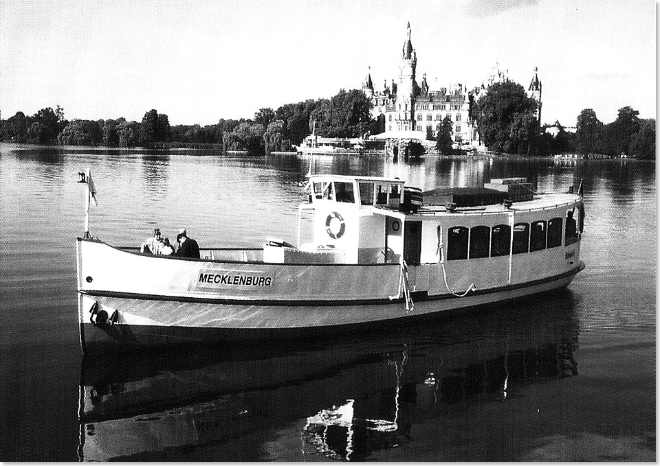 19113 3 Als MS MECKLENBURG nach der Wende vor dem Schweriner Schloss