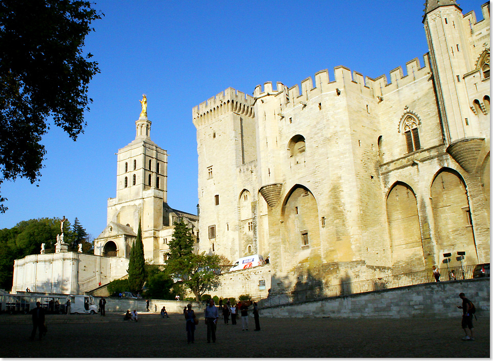 19117 PSW 24 Der Papst Palast in Avignon strahlt in altem Glanz