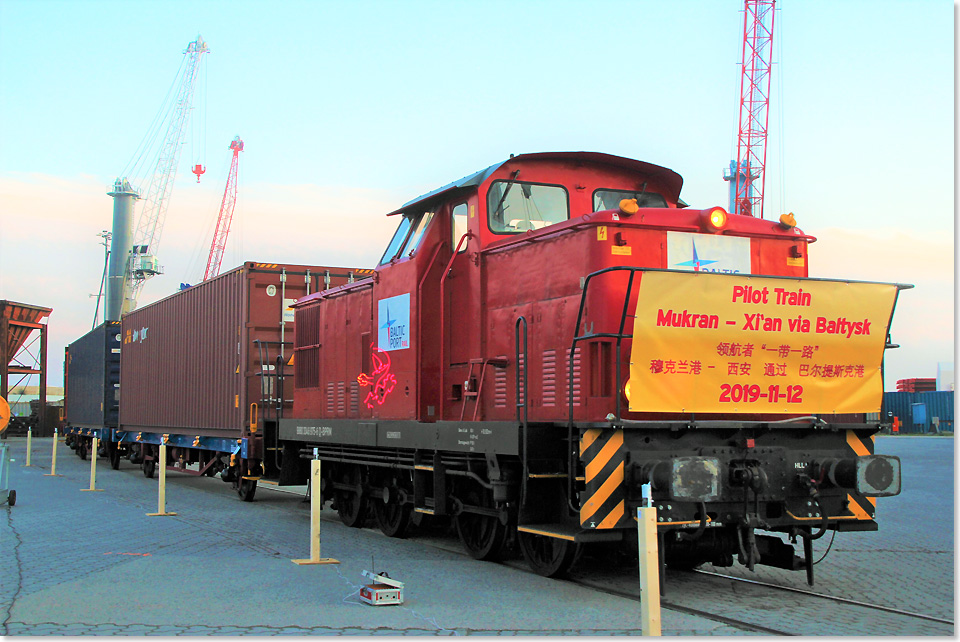 20112 PSW Eine Diesellok mit Eroeffnungsplakat schiebt den Zug in den Hafen