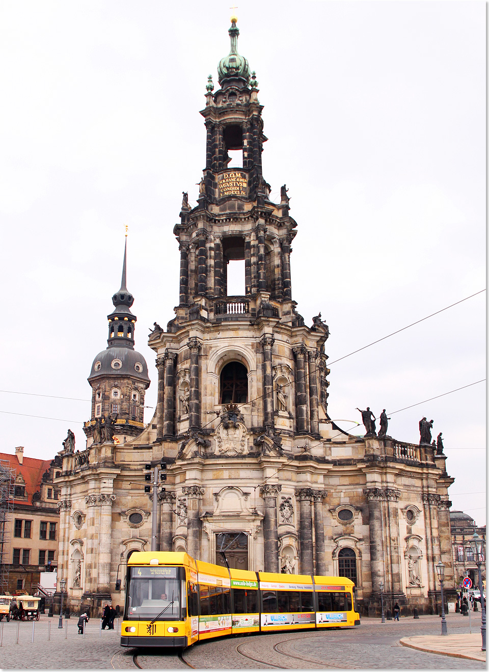 20114 01 Die Dresdner Schlosskirche an der Augustusbruecke