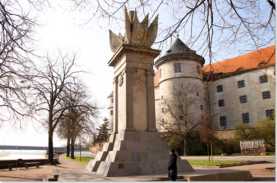 20114 03 Denkmal zum amerikanisch sowjetischen Zusammentreffen im April 1945 vor Schloss Hartenstein Torgau