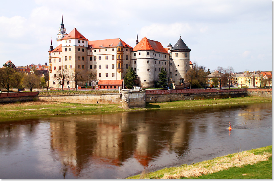 20114 05 Schloss Hartenstein spiegelt sich vor Torgau in der Elbe