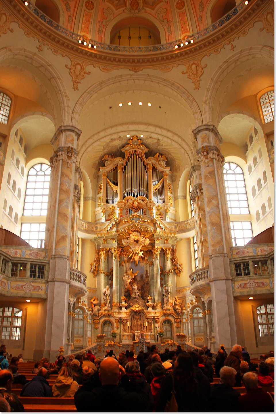 20114 15 Besucher in der Dresdner Frauenkirche