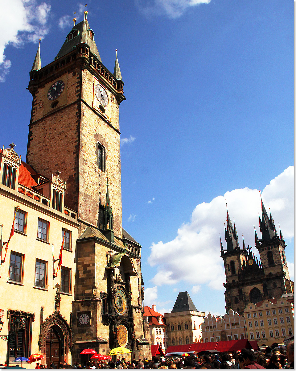 20114 34 Rathausturm und Altstaedter Kirche am Rathausplatz in Prag