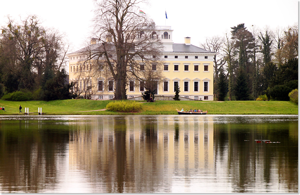 20114 76 Das Woerlitzer Schloss mit Spiegelung