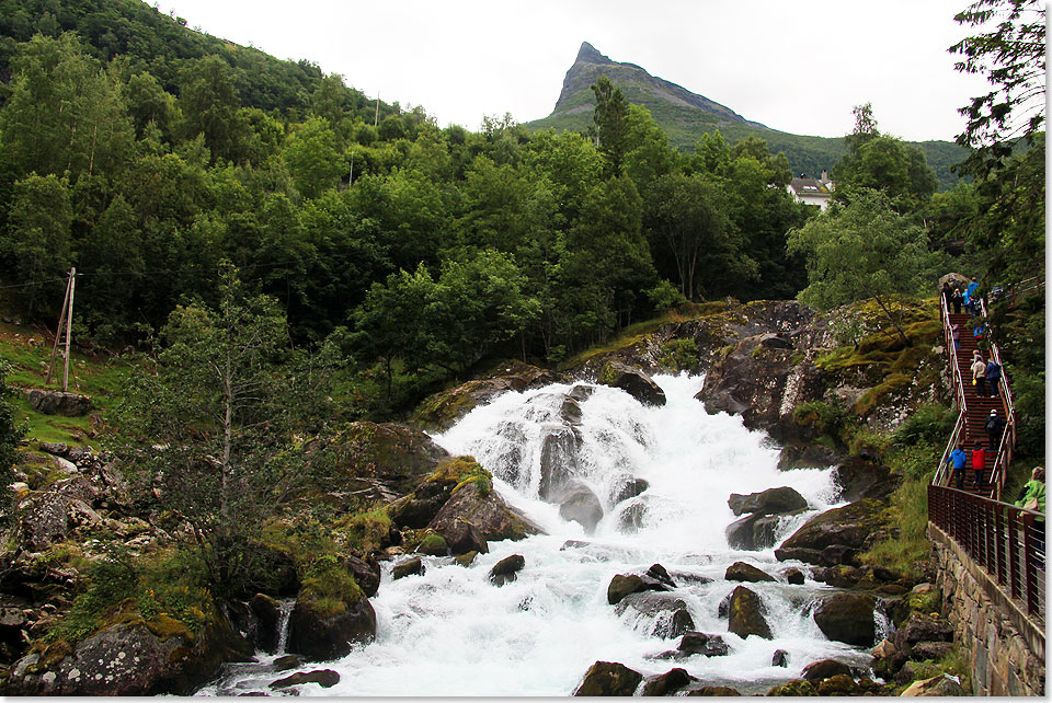 18207 12 Geiranger Wasserfall 17 2016 Kai Ortel
