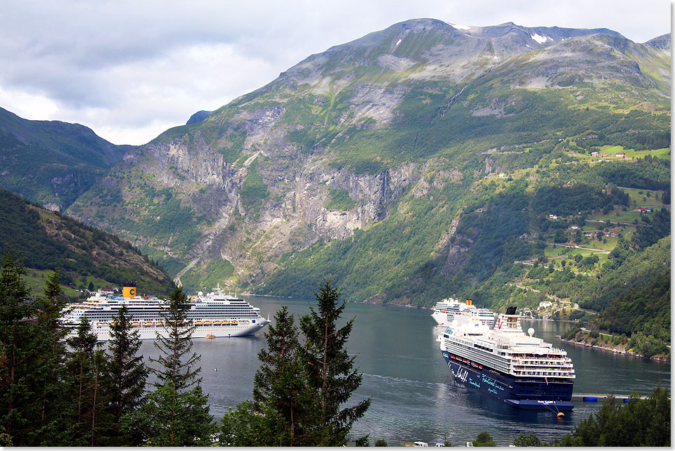 18207 14 Costa Favolosa und Costa NeoRomantica und Mein Schiff 1 Geiranger02 2016 Kai Ortel