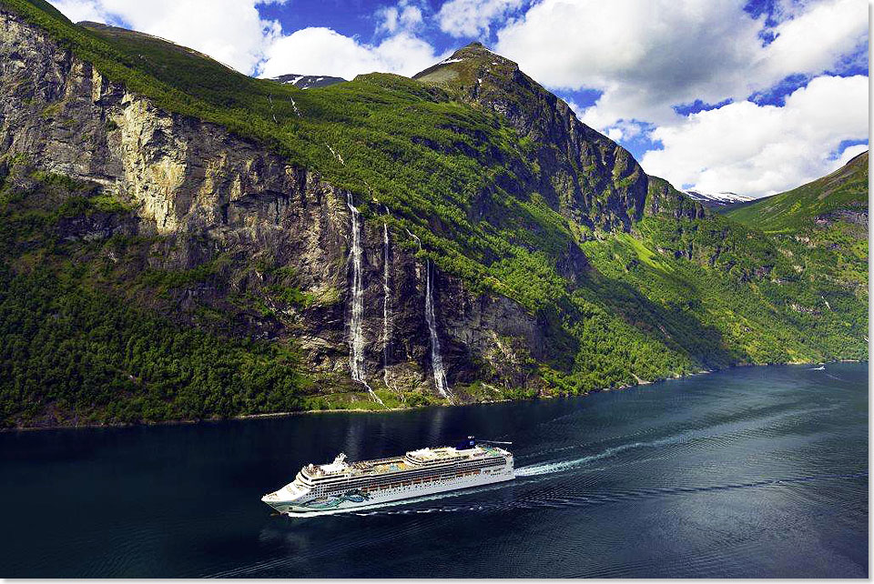 18211 Norwegian Jade GeirangerFjord Norway Foto NCL