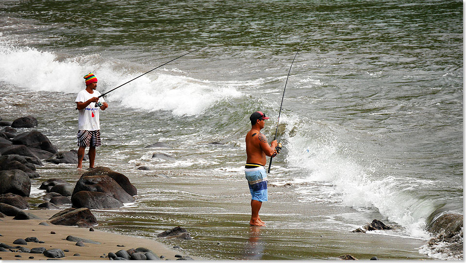 18212 Duckwitz 63 Auf der Insel Tahuata geht es gelassen zu die Fischer am Ufer angeln ihren Tagesfang