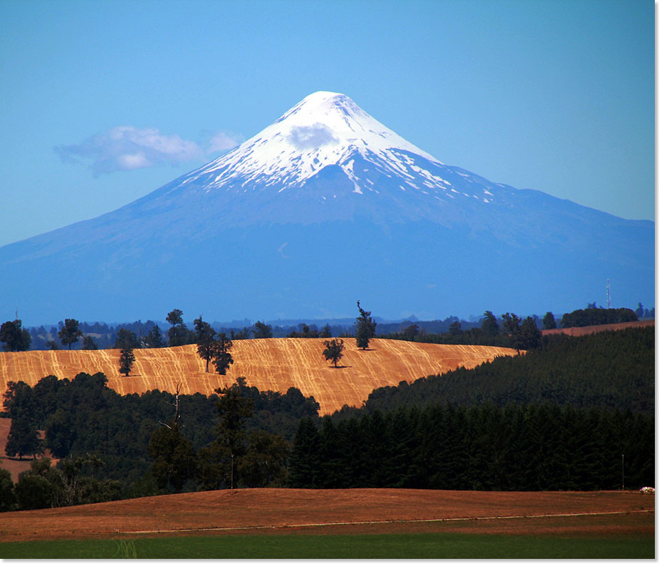 18213 PSW Der Vulkan Osorno als Symbol fuer die Region